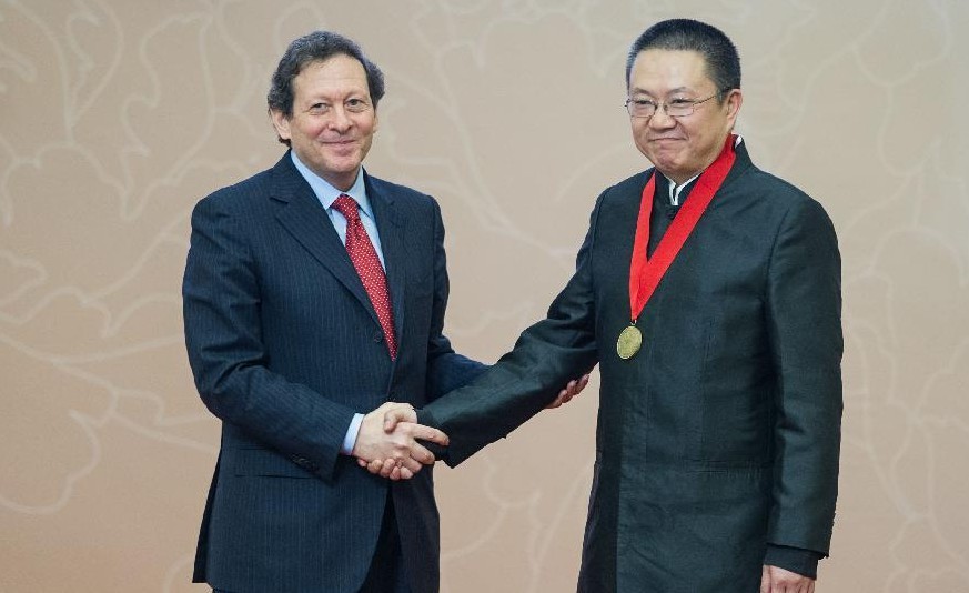 凯悦基金会主席普利兹克给中国建筑师王澍（右）颁发奖章