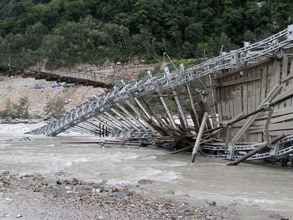 川藏公路通麦大桥桥面垮塌