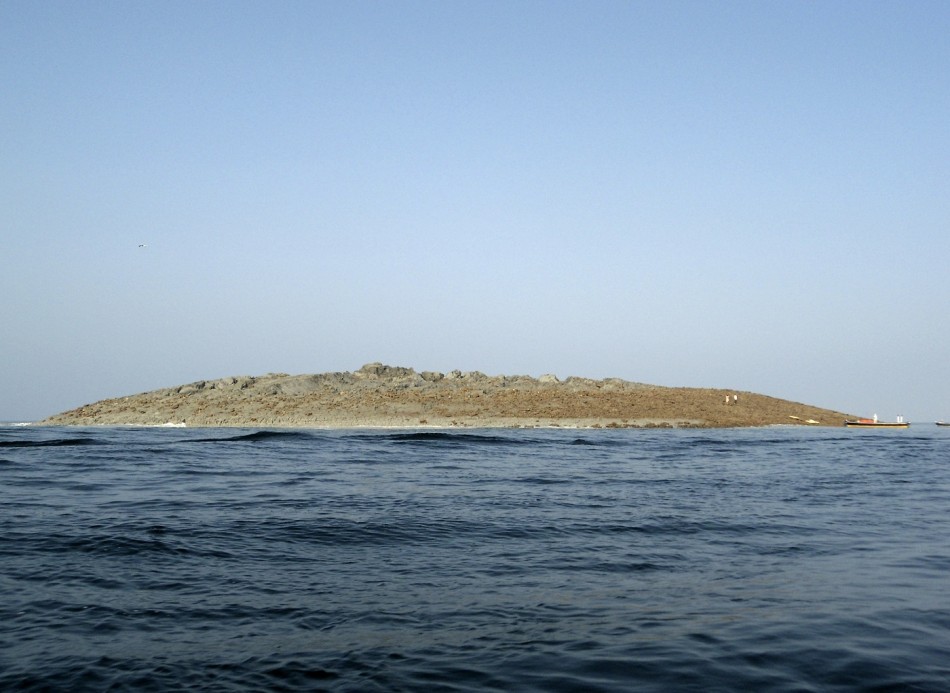 巴基斯坦地震导致海岸外出现山状小岛